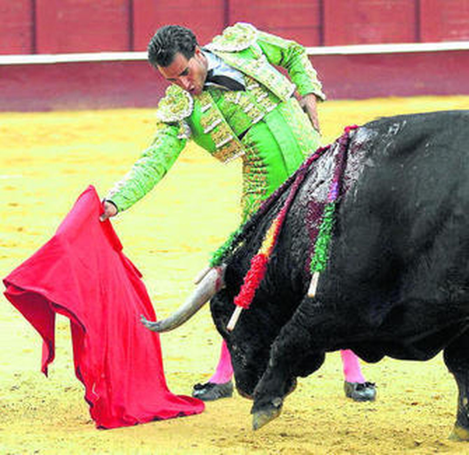 Un muletazo de Fandiño ante su primero, ayer en la plaza malagueña.