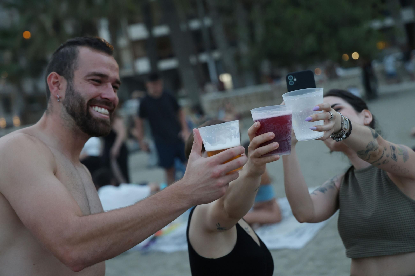 Así se vive la noche de San Juan en la playa de la Malagueta de Málaga, en fotos