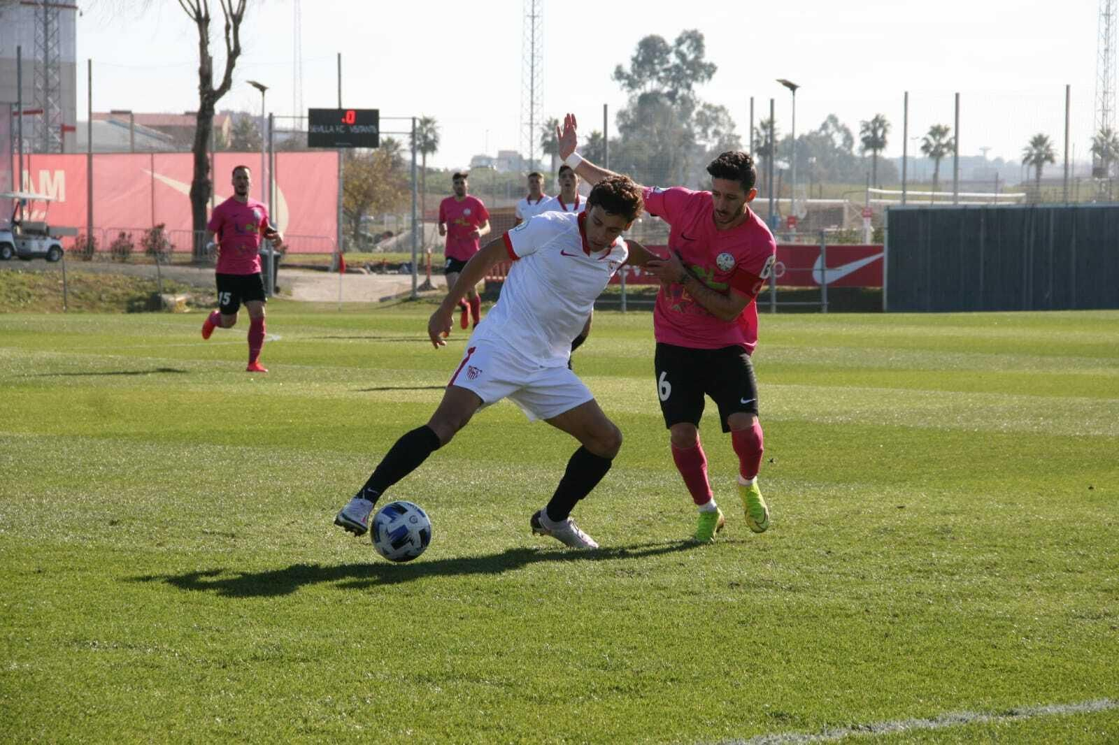 Toni Pérez presiona a un jugador del Sevilla C.
