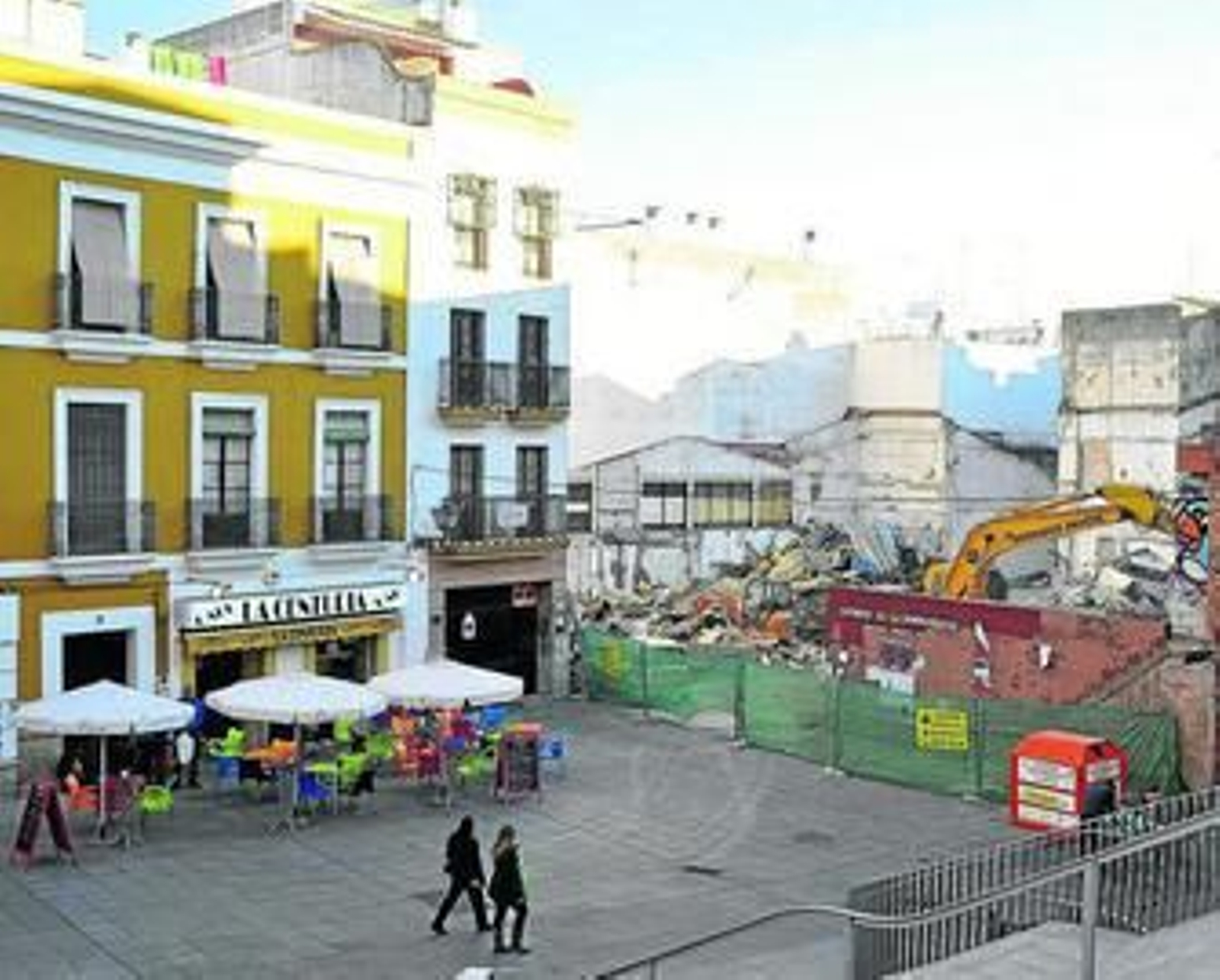 Trabajos de demolición del mercado provisional de la Encarnación.