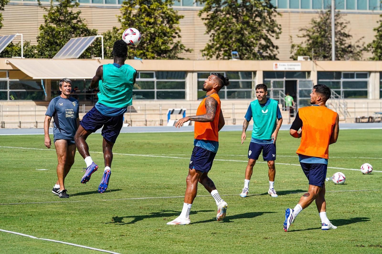 Baba cabecea un balón ante la mirada de Luis Suárez durante una acción del entrenamiento de este martes.