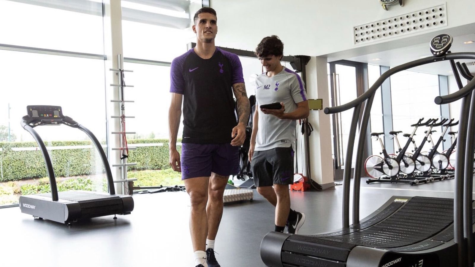 Alejandro Barbosa junto a Erik Lamela en las instalaciones del Tottenham.