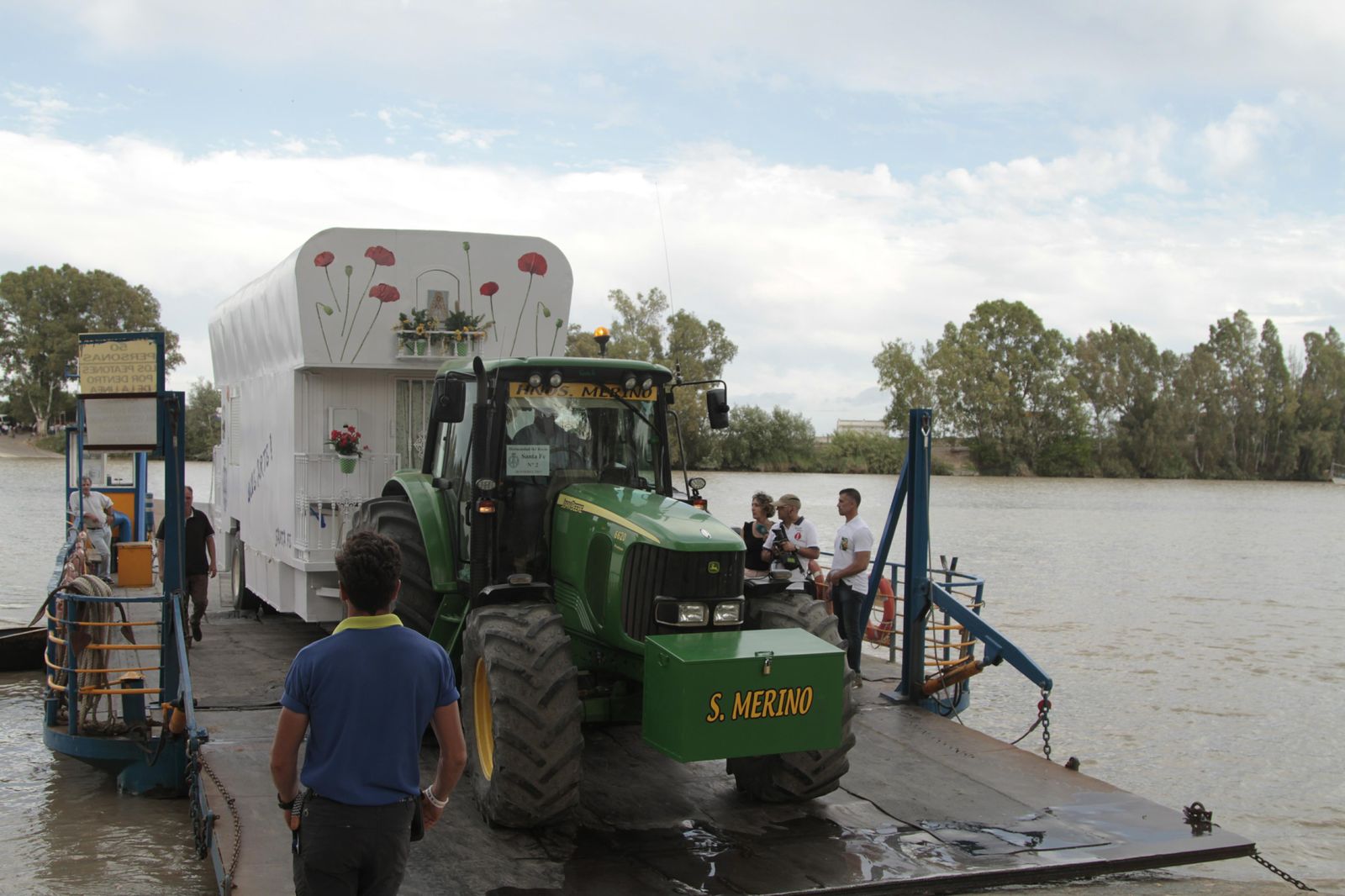 Hermandades cruzando el río Guadalquivir por Coria, en imágenes