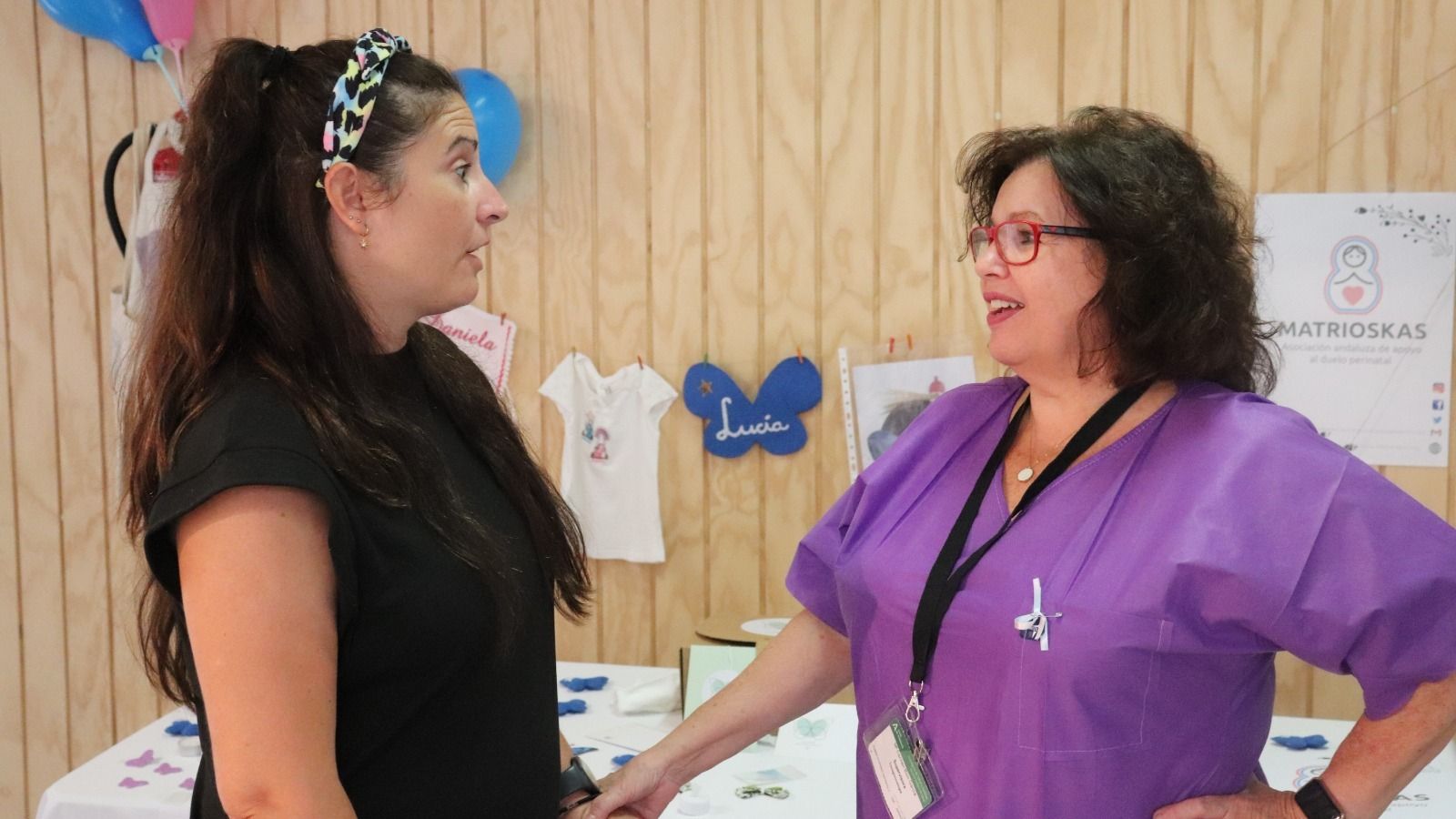 Rocío Pérez conversa con Mª Carmen Rico, enfermera supervisora de Ginecología y Obstetricia.