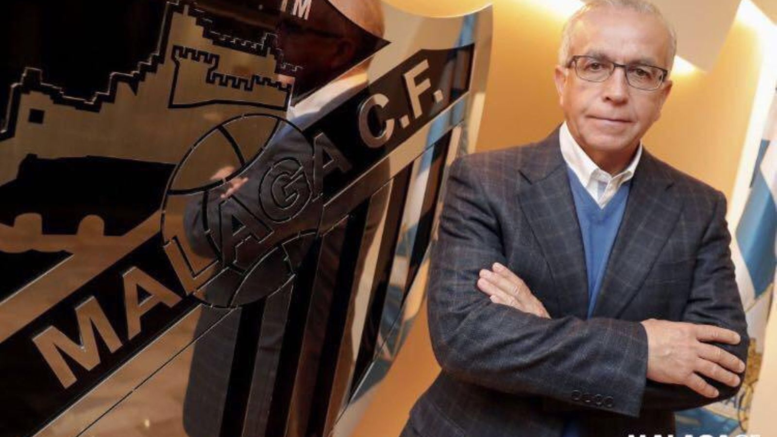 El cordobés, ante el escudo del Málaga, equipo al que ahora comenta algunos partidos.