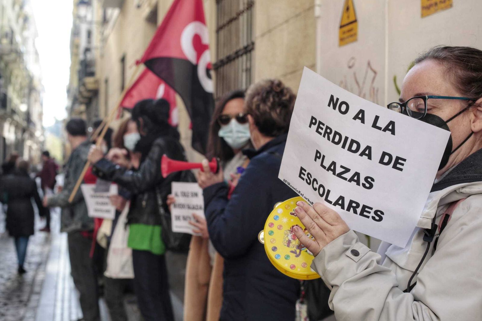 Protesta contra los recortes en la ESO a las puertas de la Delegación de Educación.