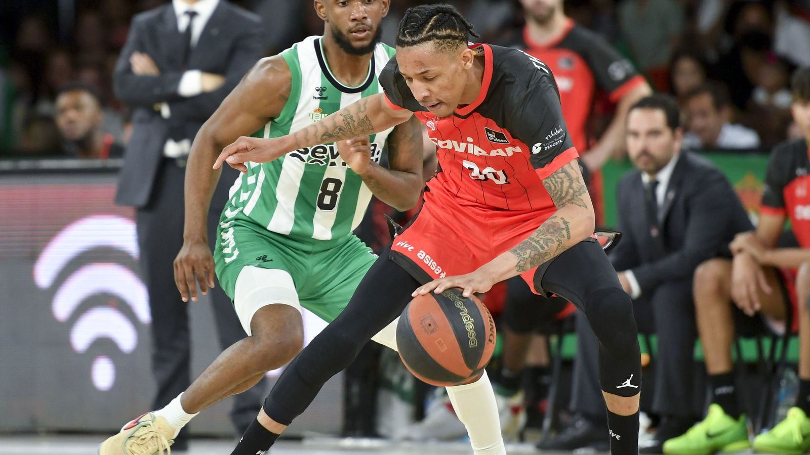 Thomasson defendido por Montero.