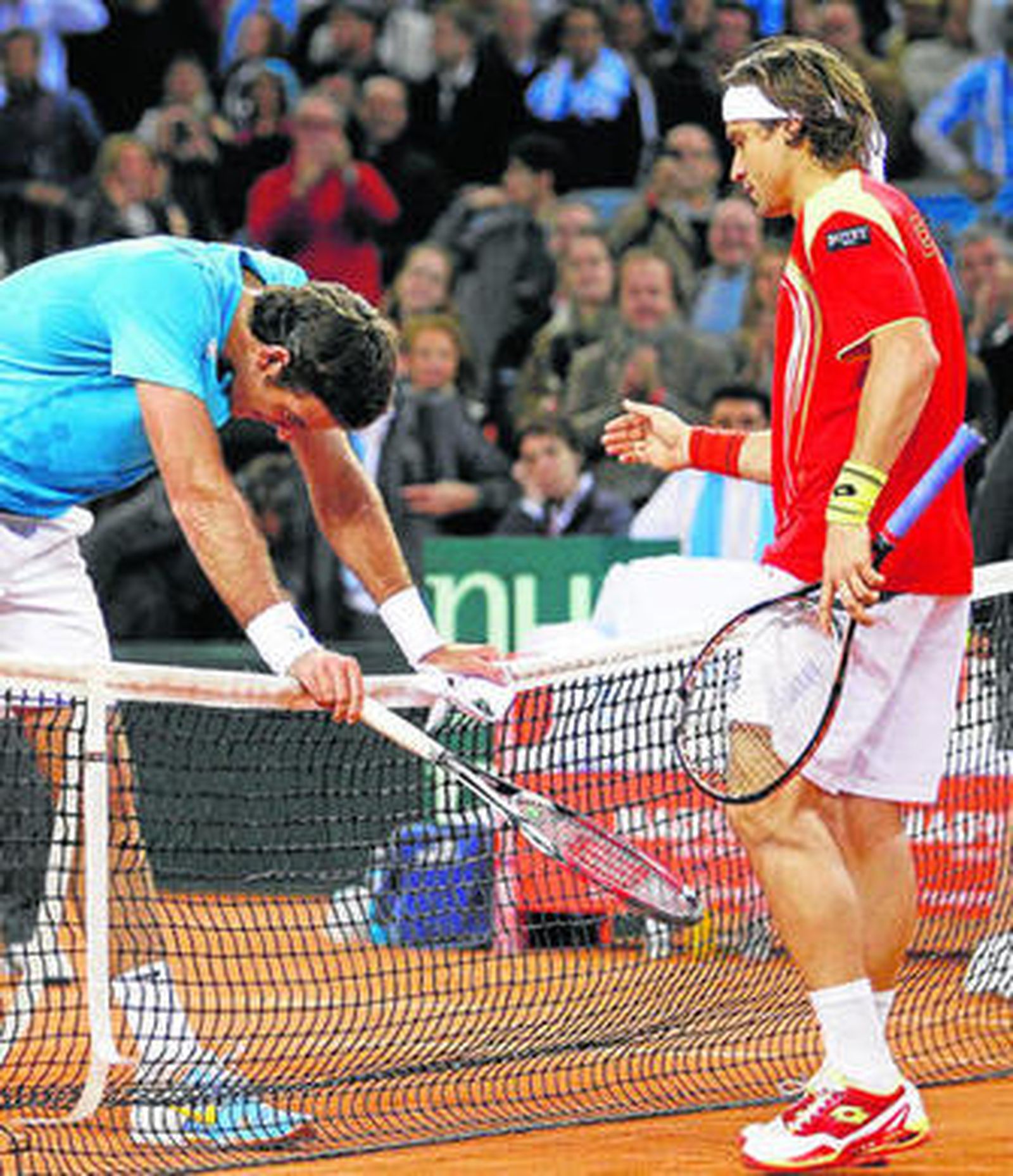 Ferrer acude a saludar a un hundido Del Potro al final de su épico encuentro.