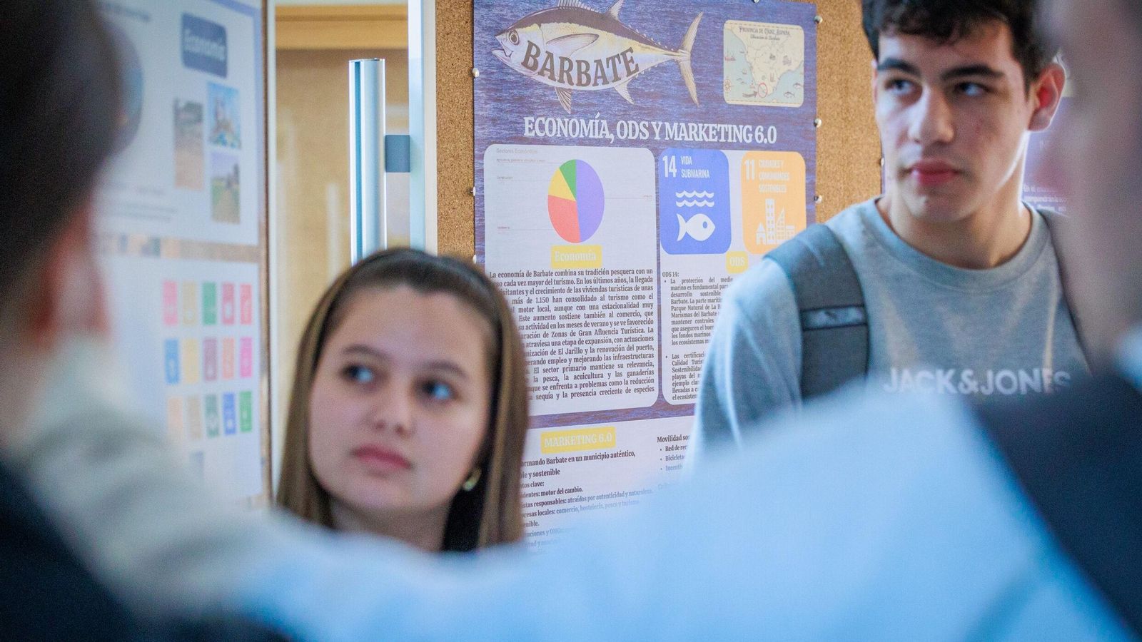 Dos estudiantes observan unos carteles de la muestra.