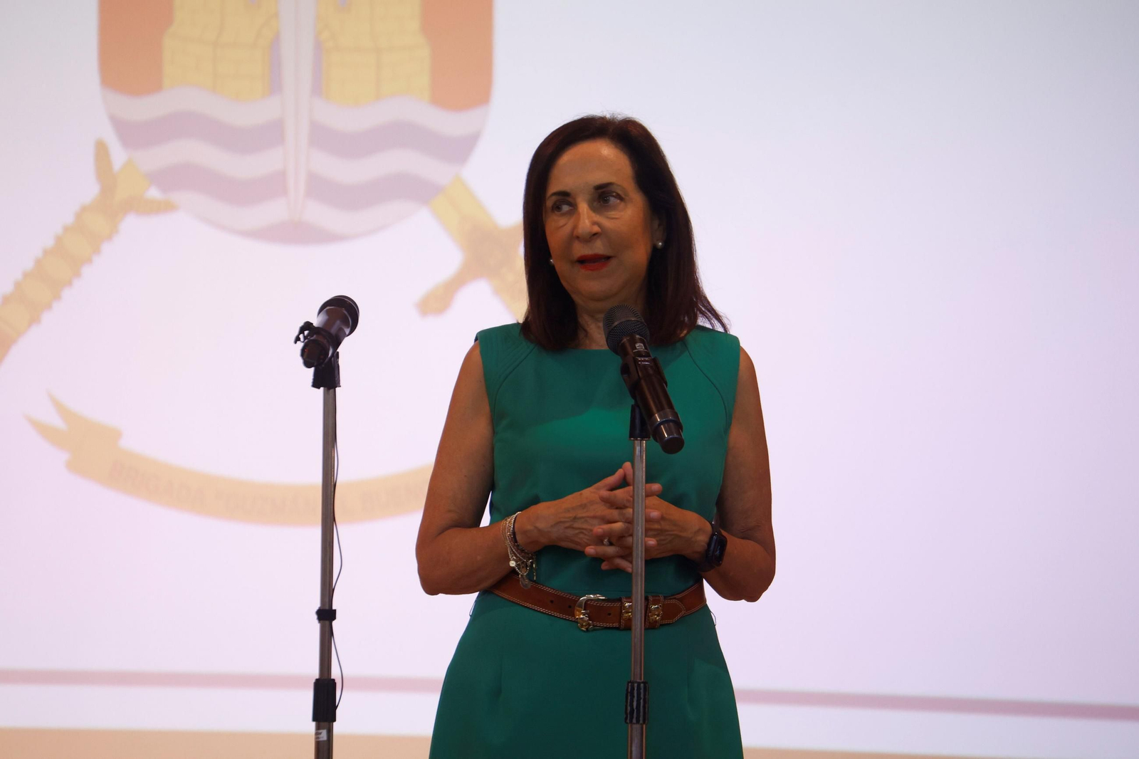 La ministra de Defensa, Margarita Robles, en la entrega las medallas conmemorativas al Ejército en la Bri X, en imágenes