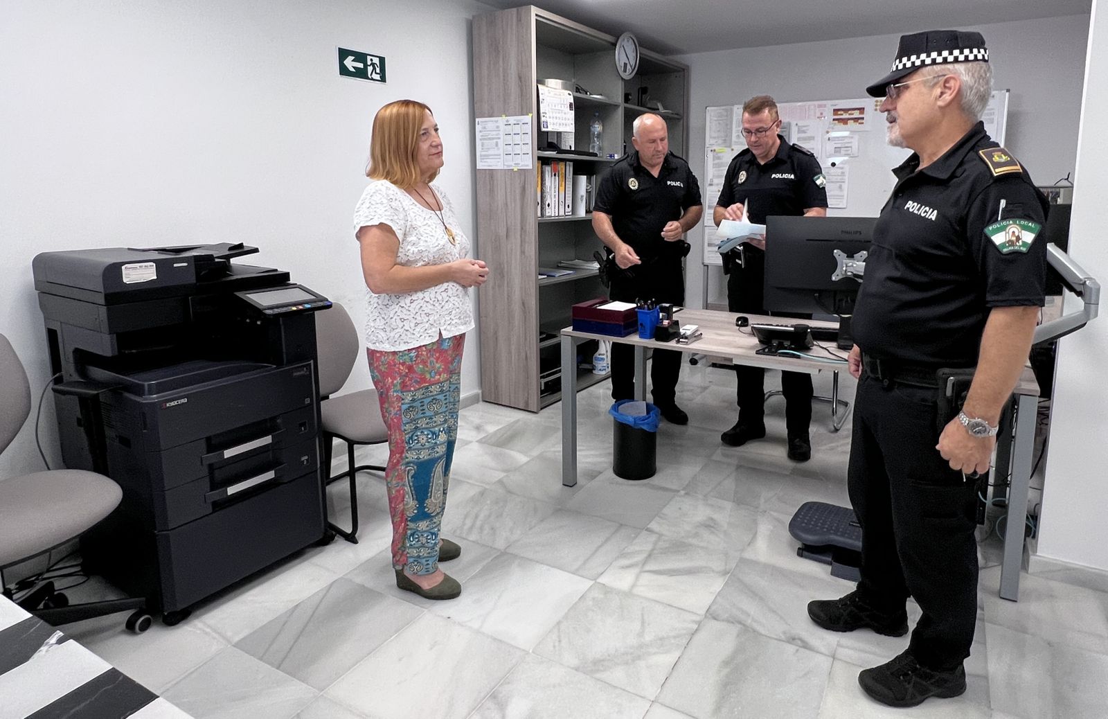 La alcaldesa de Palma del Río en las instalaciones de la Policía Local de Palma del Río.