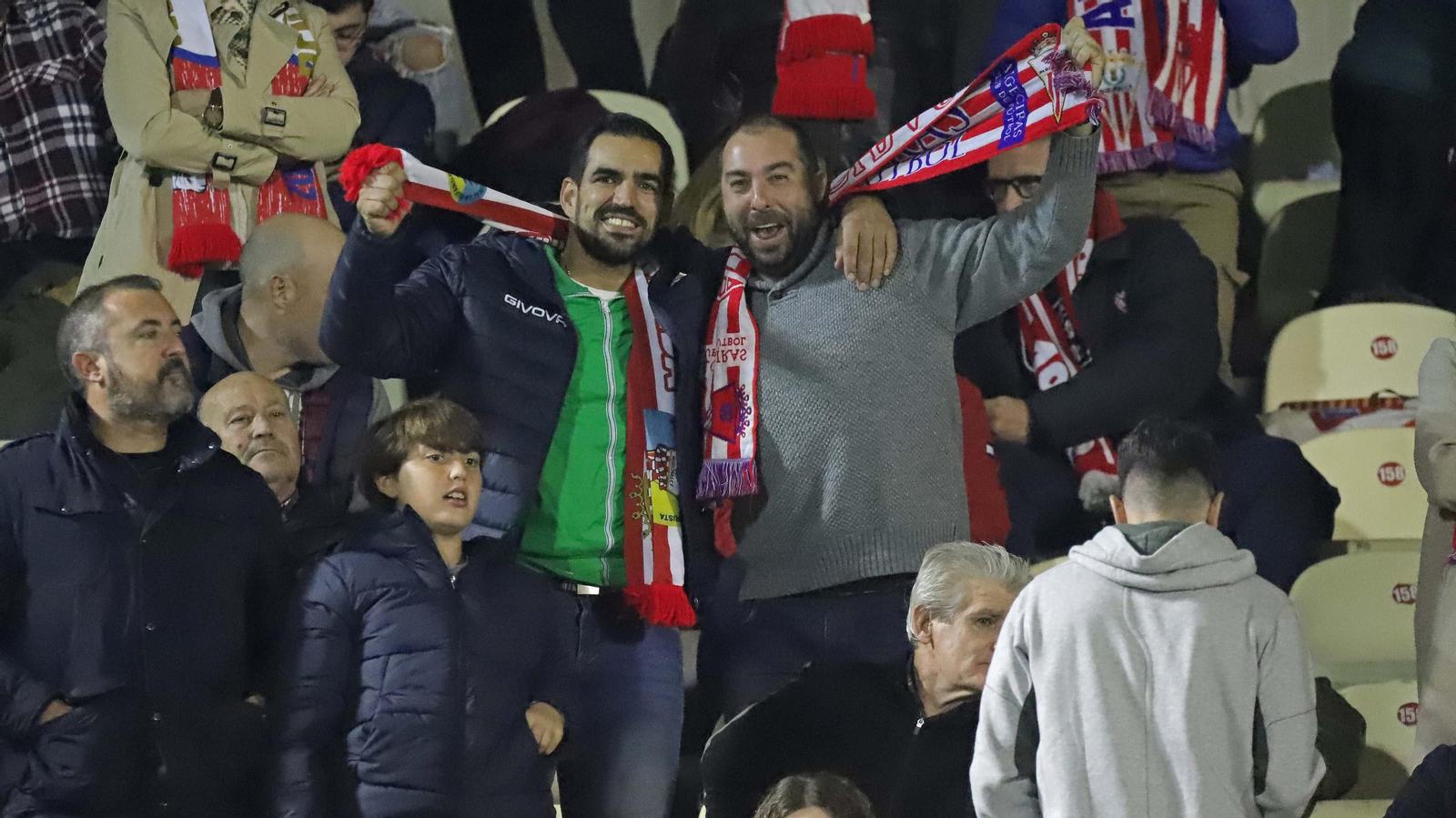 Fotos de la afición durante el Clásico en el Nuevo Mirador