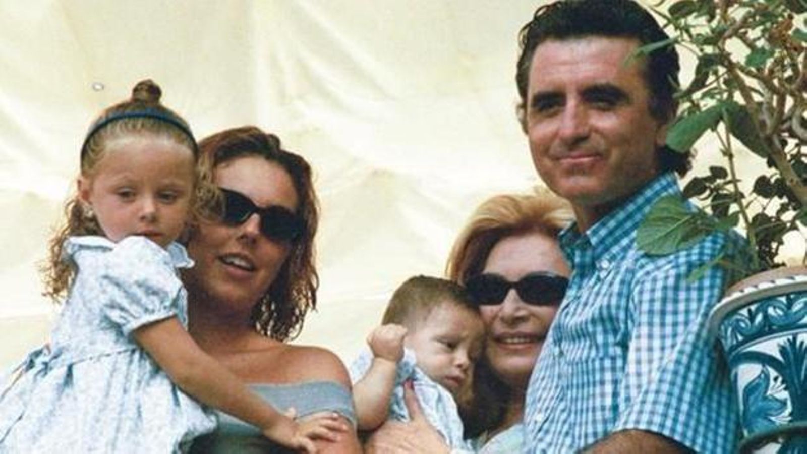 Con su madre, Rocío Jurado, sus dos hijos y Ortega Cano.