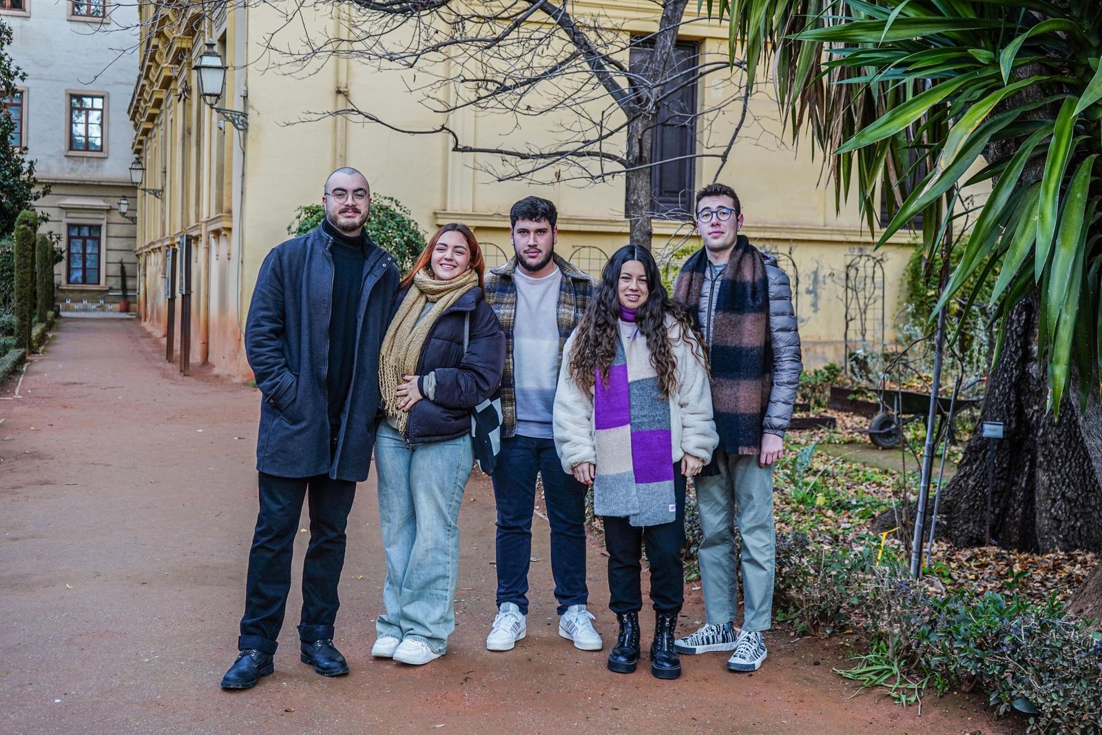 Miembros de Revoluciona (t) en el jardín botánico de Derecho.