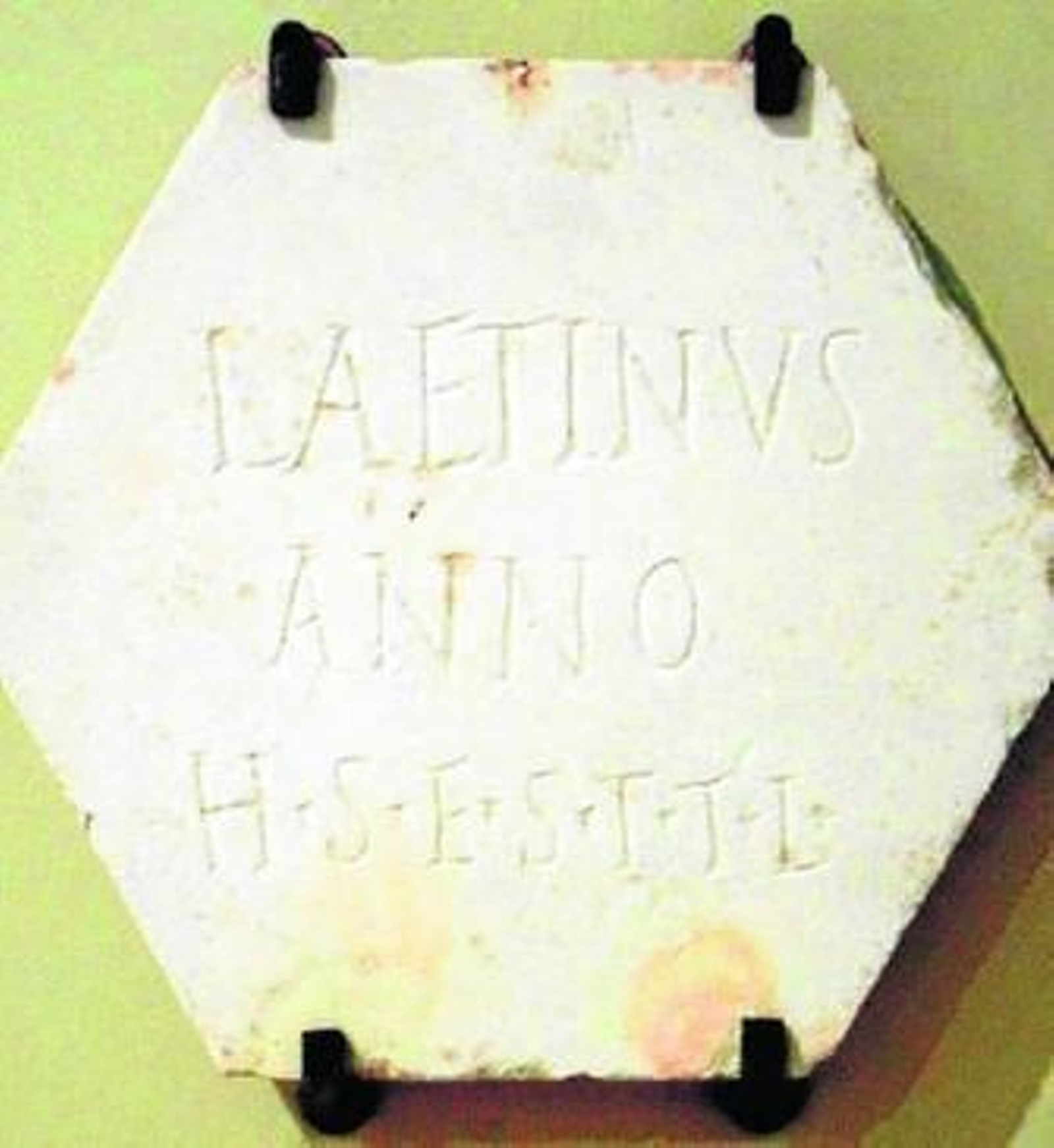 Imagen de la inscripción latina que se mostrará hoy al público.