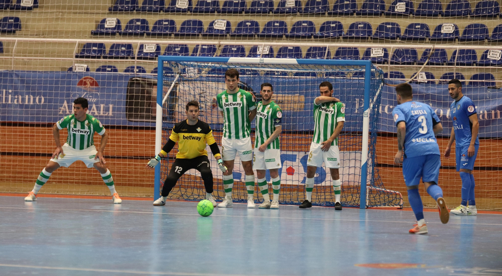 Catela se dispone a ejecutar una falta directa contra el Betis Futsal.