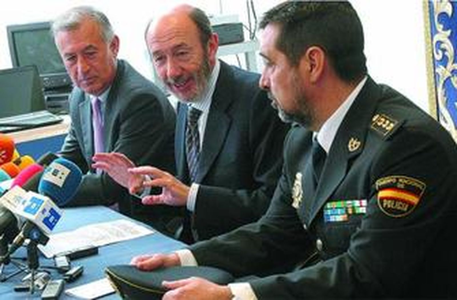 Rubalcaba, con el delegado del Gobierno en Andalucía, López Garzón, y un mando policial.