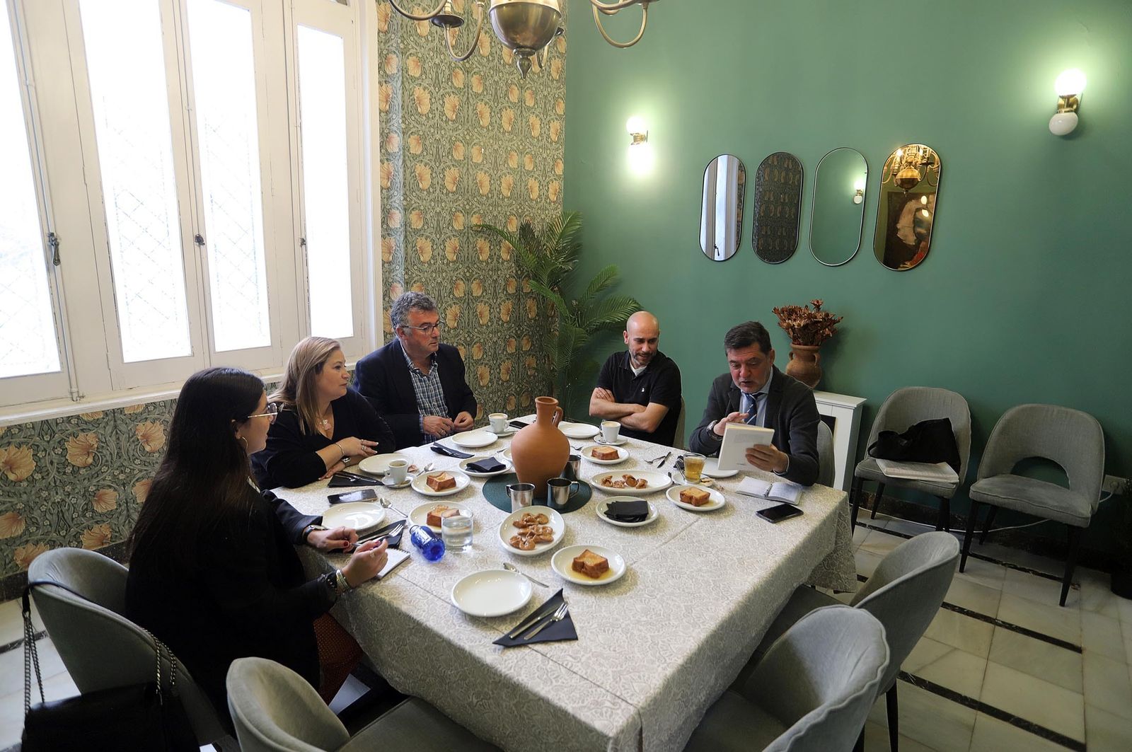 Imágenes de la tertulia cofrade "El Aguaó" de Huelva Información