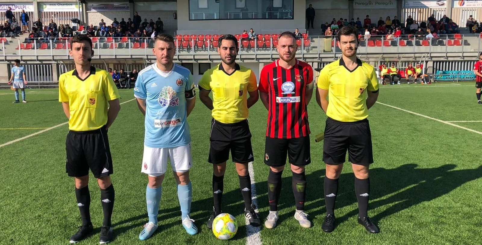 Capitanes y trío arbitral antes de comenzar el duelo.