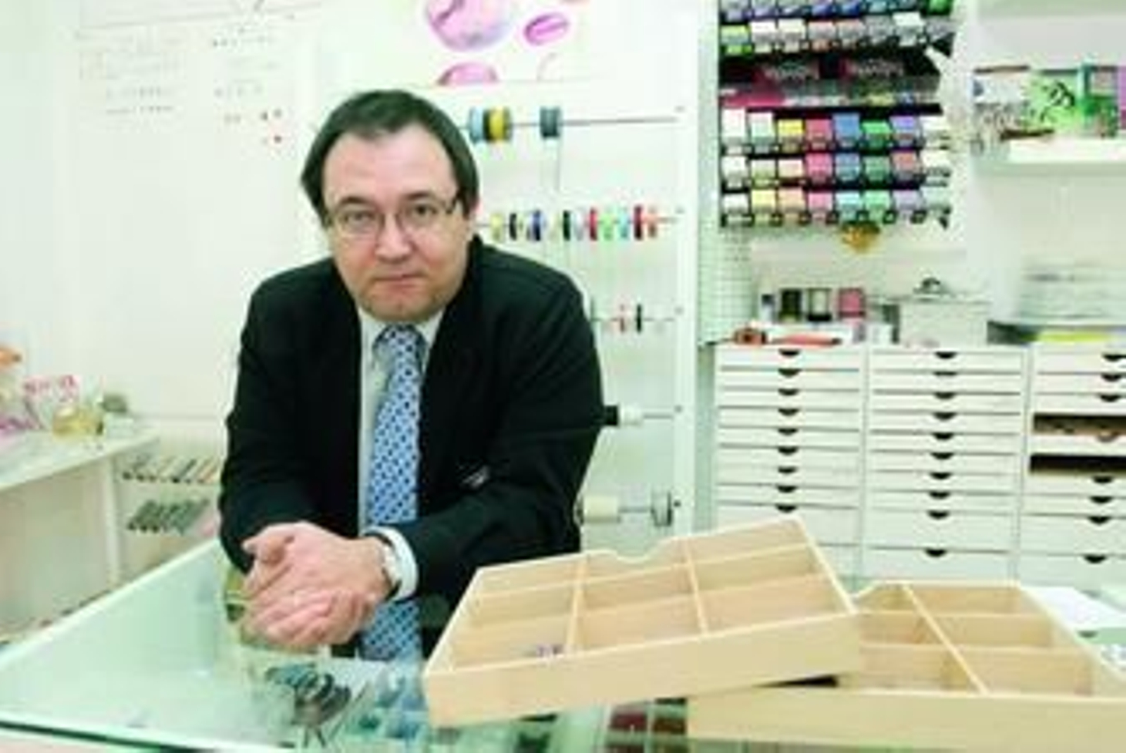 Pedro Ruiz abrió la tienda de abalorios en septiembre de 2008 como alternativa al paro.