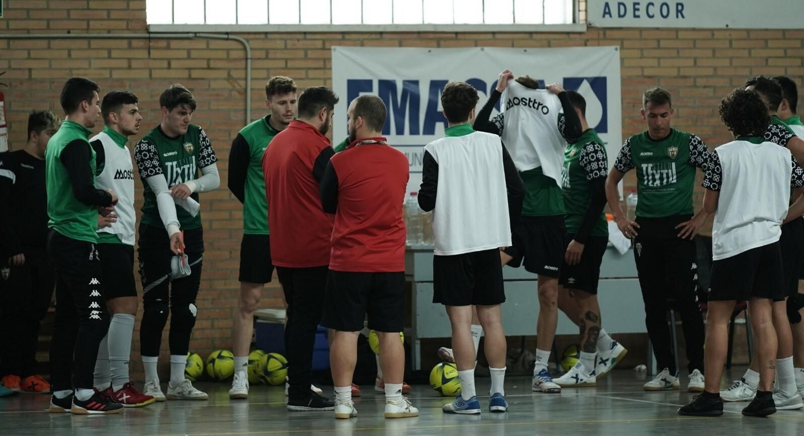 Josan González se dirige a sus jugadores en una de sus primeras sesiones el curso pasado. Josan González se dirige a sus jugadores en una de sus primeras sesiones el curso pasado.
