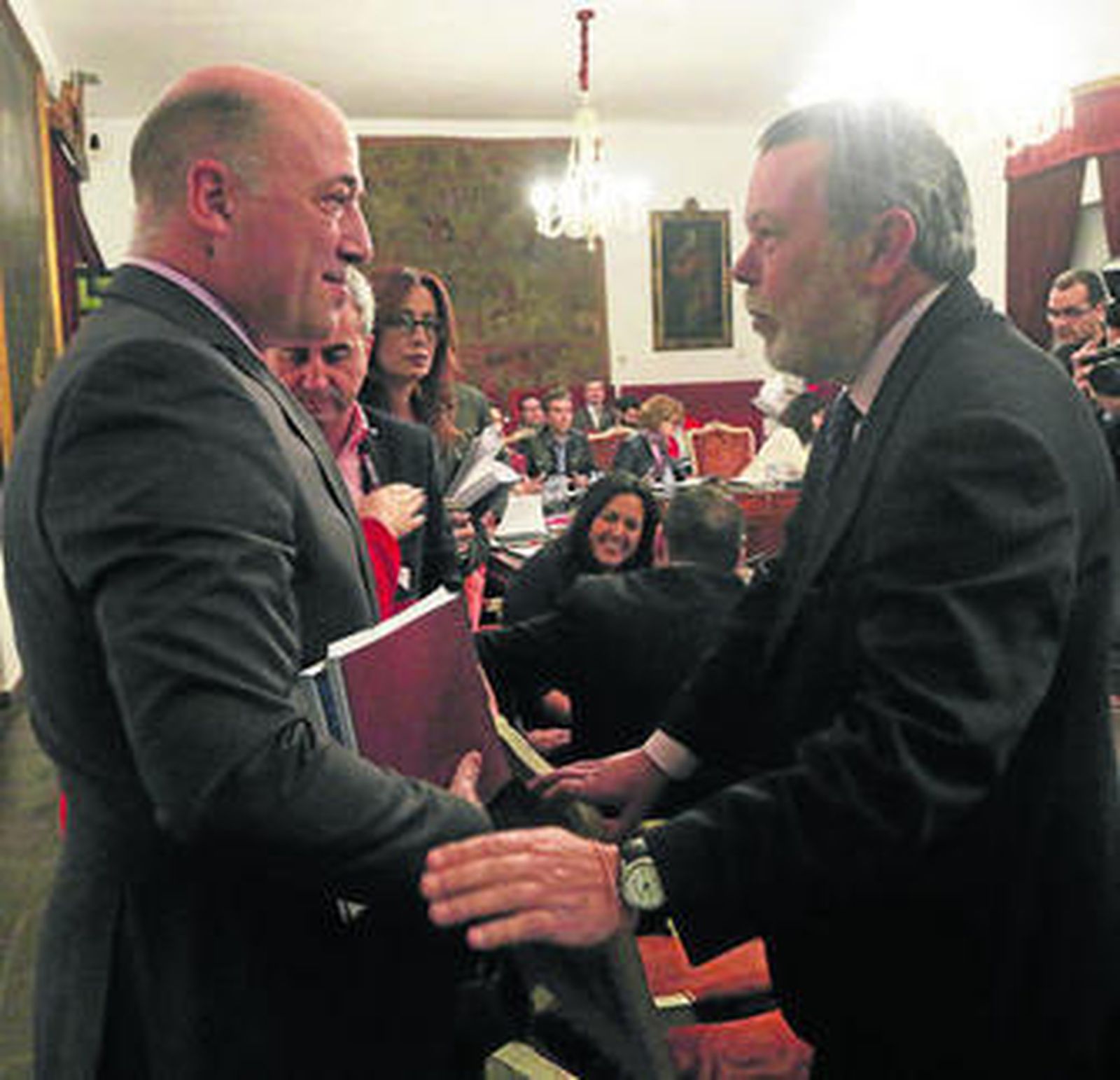 El presidente de la corporación, Antonio Ruiz, conversa con el diputado de Hacienda, Salvador Blanco.