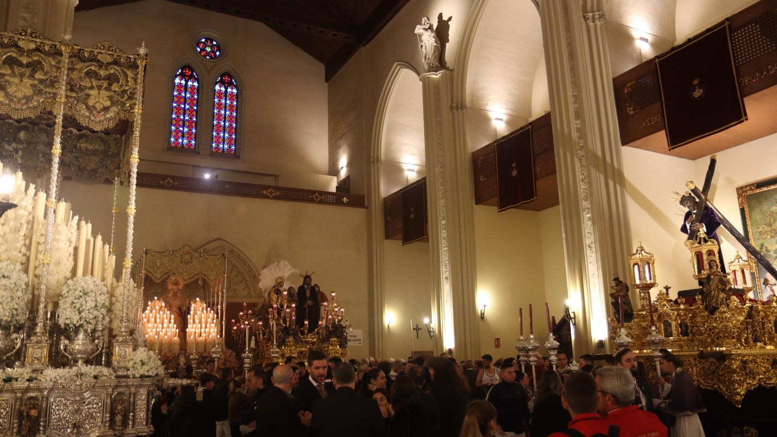La salida de la hermandad de San Pablo desde el Santuario de los Gitanos