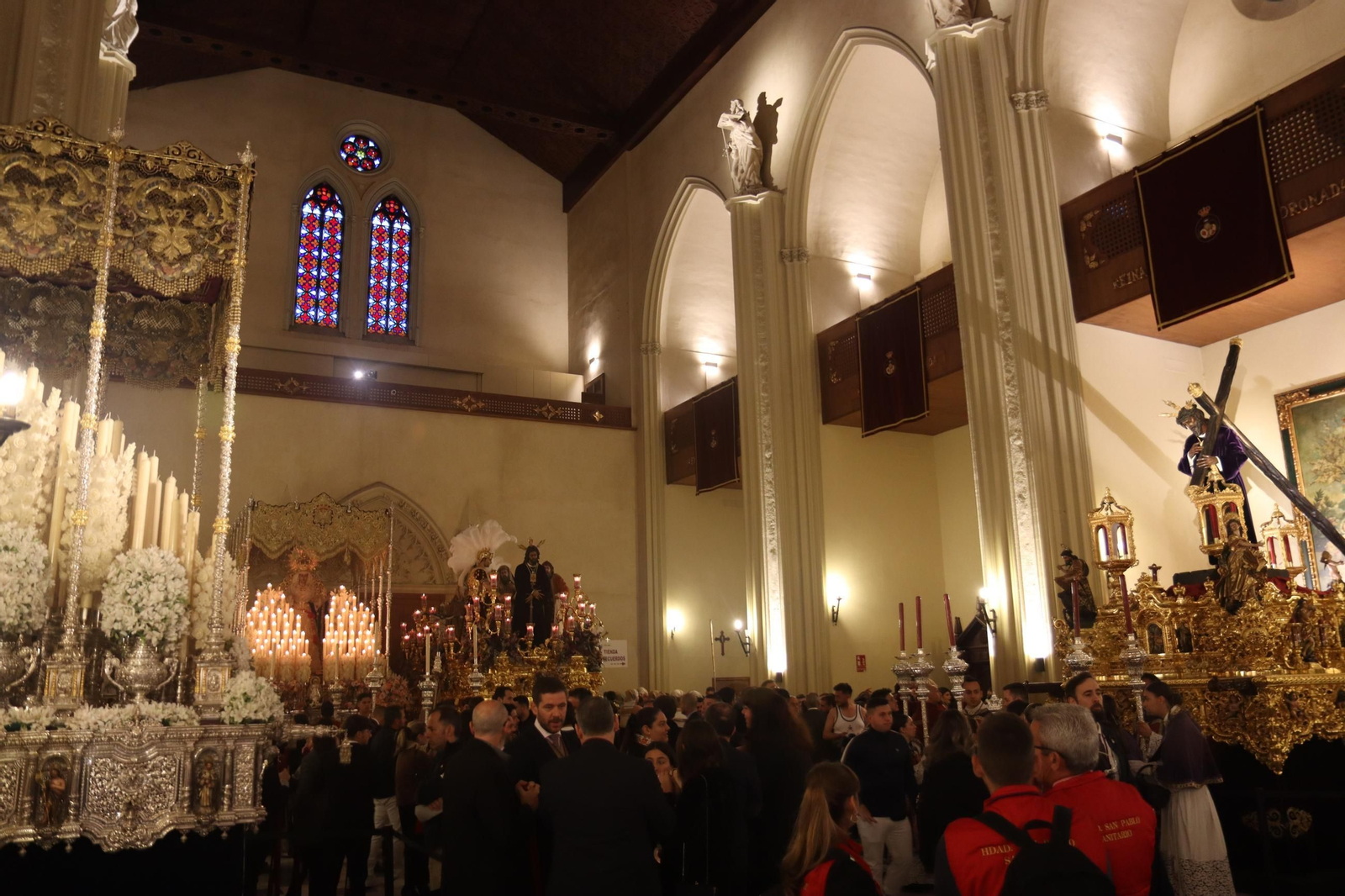 La salida de la hermandad de San Pablo desde el Santuario de los Gitanos