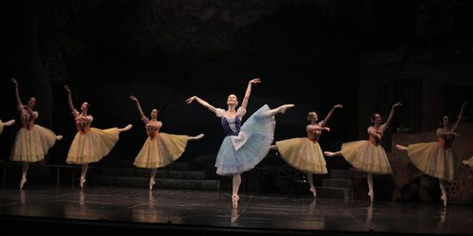 Imágenes de 'Giselle' en el Teatro de la Maestranza. / Antonio Pizarro