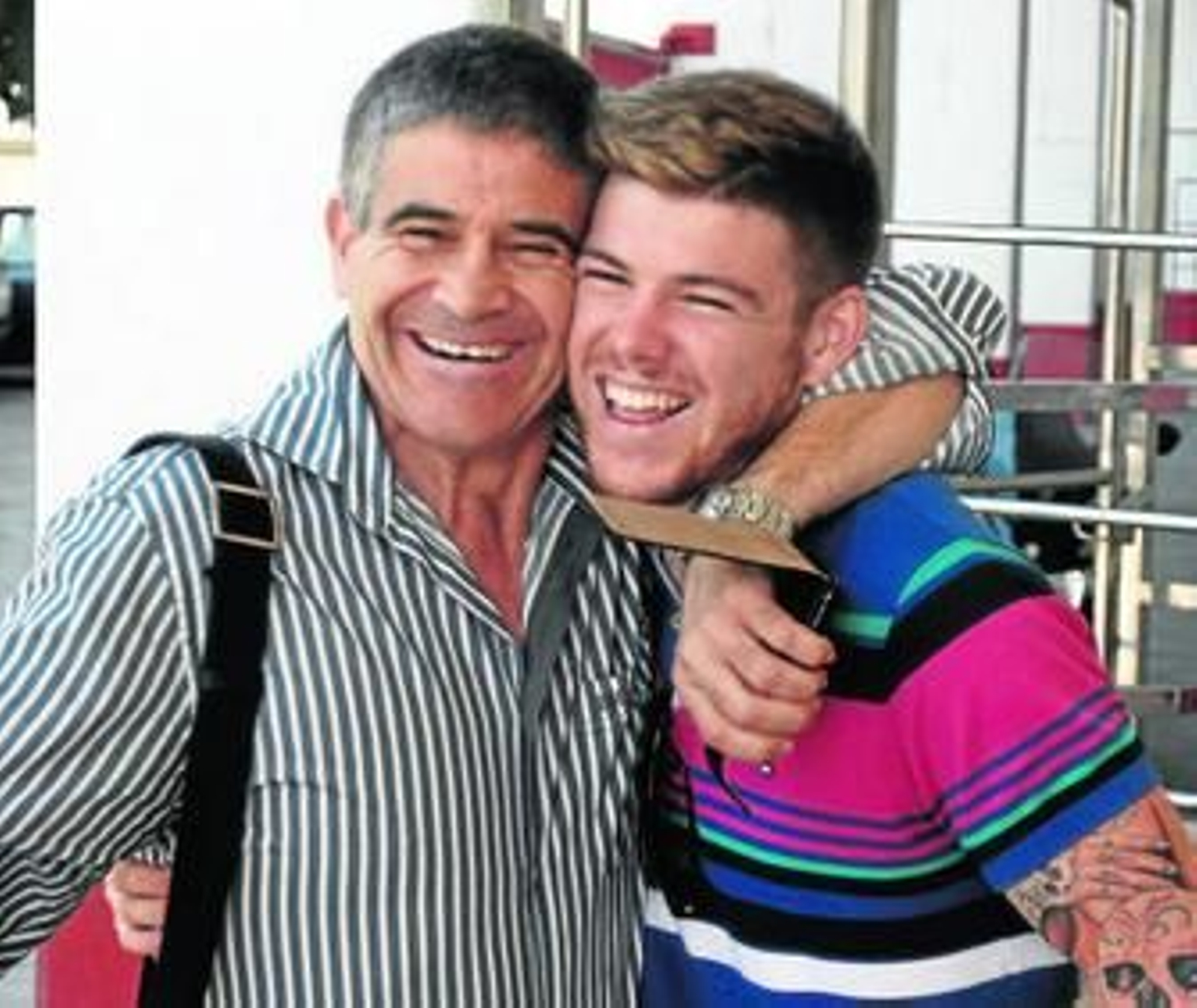 1. Alberto Moreno, abrazado por su padre en la puerta del Sánchez-Pizjuán poco antes de firmar su nuevo contrato y después de conocer su convocatoria internacional. 2. El jugador, con la camiseta nacional al salir de la ciudad deportiva. 3. Del Nido, con mirada orgullosa, durante la sesión de fotos en la Plaza de América. 4. Foto oficial ante el Pabellón Mudéjar.  5. El lateral, con Figueiras.