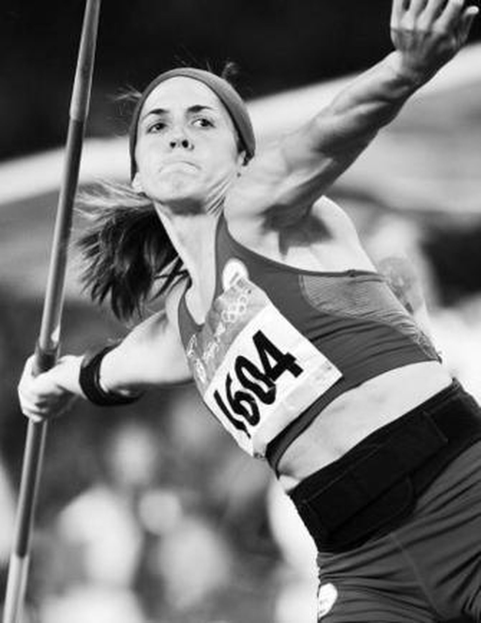 1. Iris Fuentes-Pila, durante el tramo final de su serie de 1.500 metros, en la que logró clasificarse para la final al terminar en la segunda posición. 2. La jerezana Mercedes Chilla lanza la jabalina en su concurso para buscar una plaza de finalista en Pekín. La andaluza lo intentó sin éxito a pesar de haber logrado el pase en las series con buenas sensaciones. 3. María Vasco llega a última recta de los 20 kilómetros marcha disputado en Pekín con abundante lluvia, hecho que complicó mucho la técnica de las corredoras en la prueba.