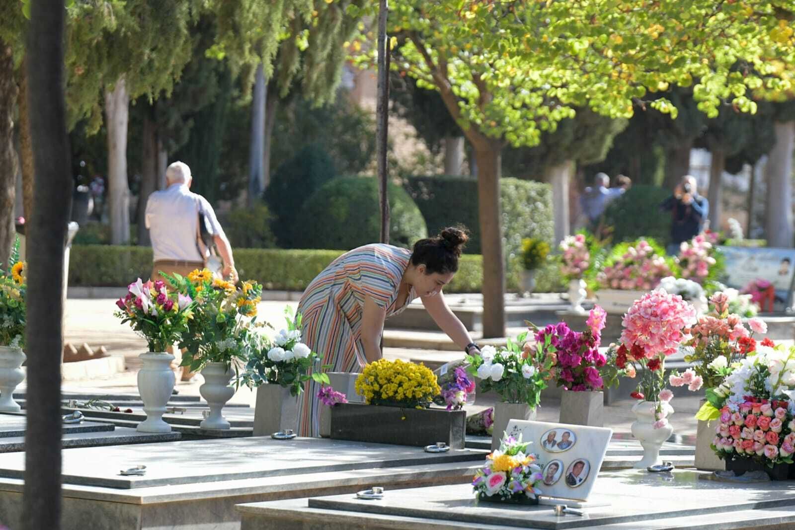 La jornada del Día de Todos los Santos en Granada, en imágenes