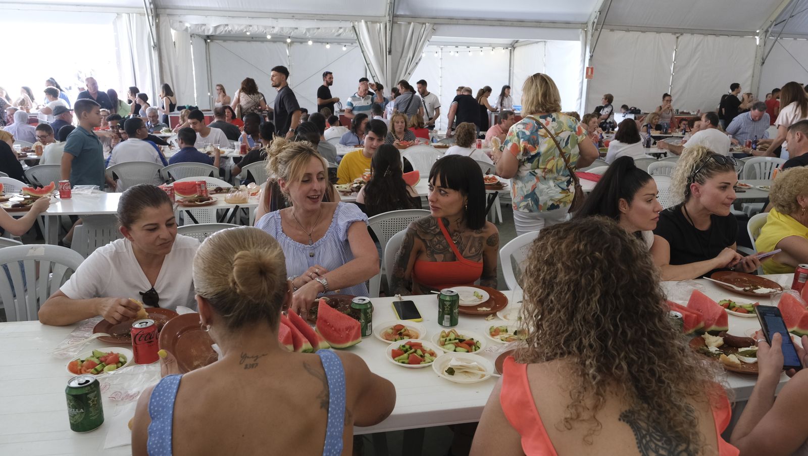 Imágenes de la degustación de huevos fritos con chorizo, en las Fiestas de Santa María del Águila