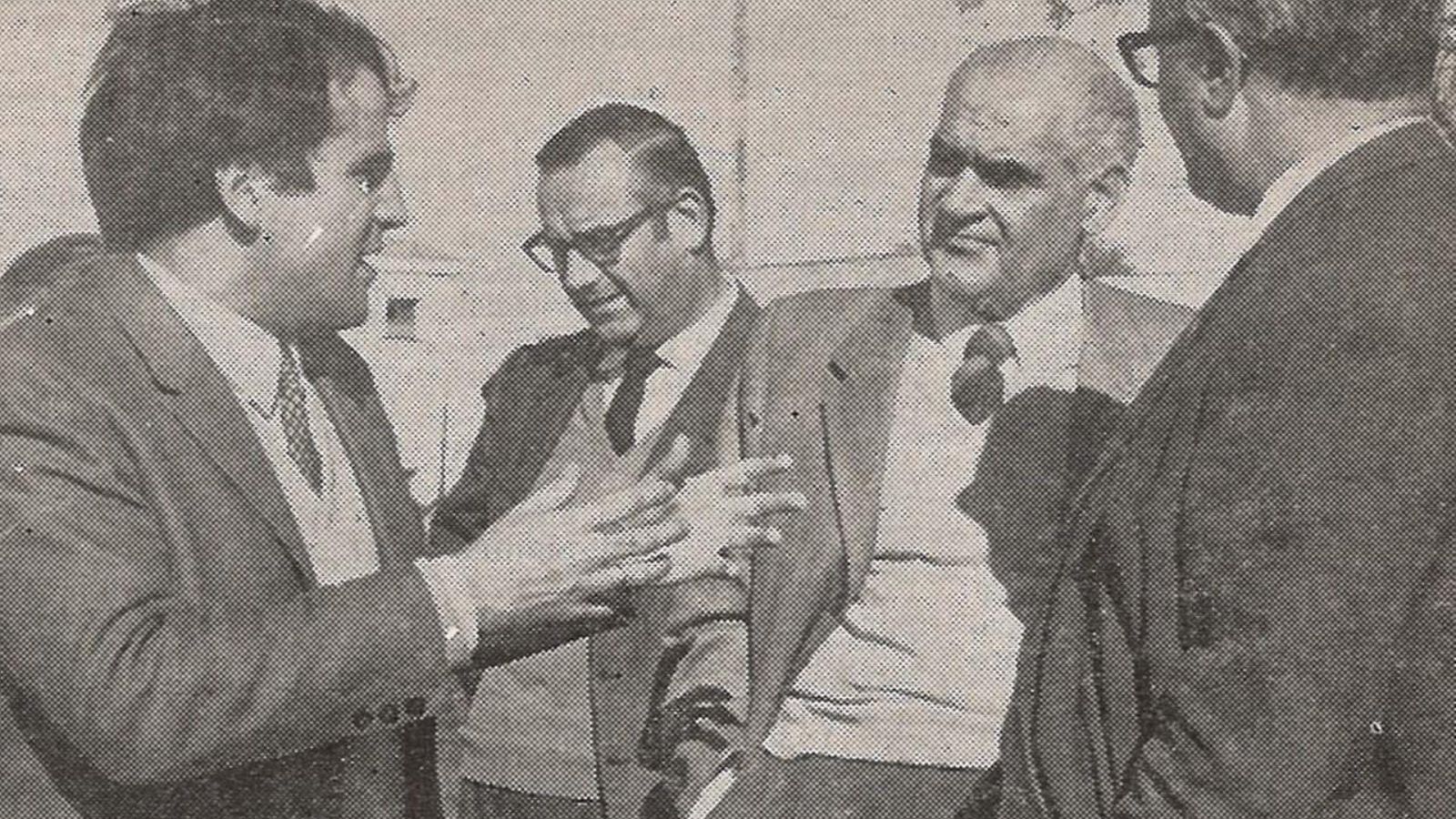 El arquitecto Carlos Hermoso explica el proyecto de los jardines ante la mirada atenta del hermano mayor Francisco Vázquez Carrasco.