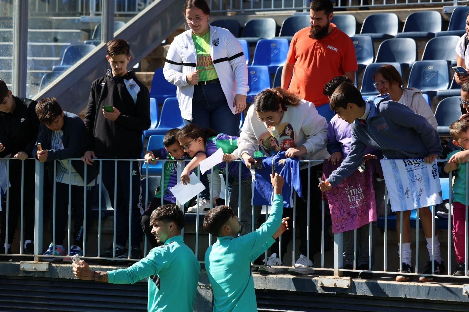 Galería: Pellicer y la plantilla del Málaga se divierten con la afición