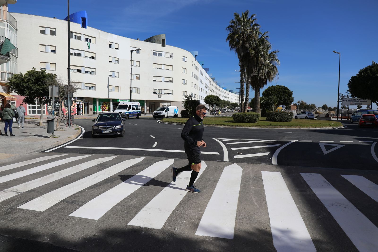 Señales horizontales de la avenida San Juan Bosco recién pintadas.