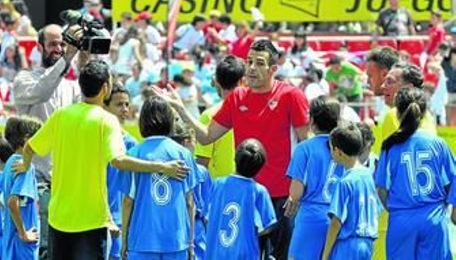 Negredo se dirige a un grupo de niños durante la fiesta de cierre de 'Sácale partido al cole' que tuvo lugar en el Sánchez-Pizjuán.