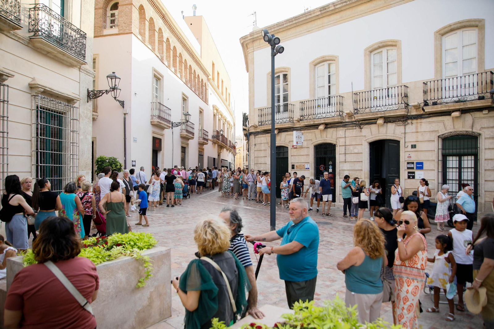 Las imágenes del reparto de abanicos en la Plaza de la Constitución en Almería