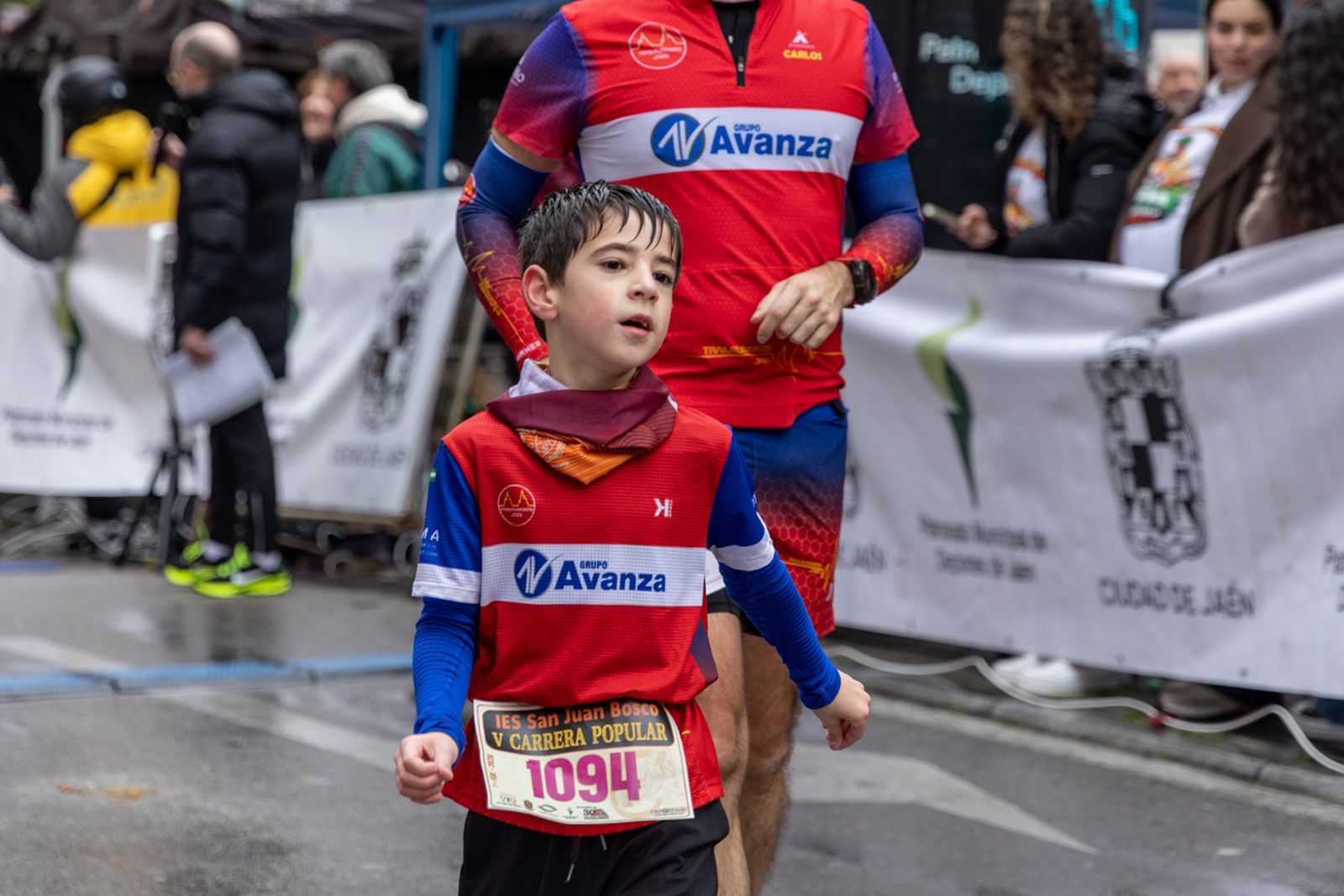 En imágenes: la lluvia no frena a más de un millar de corredores en la V Carrera Popular del IES San Juan Bosco (2)