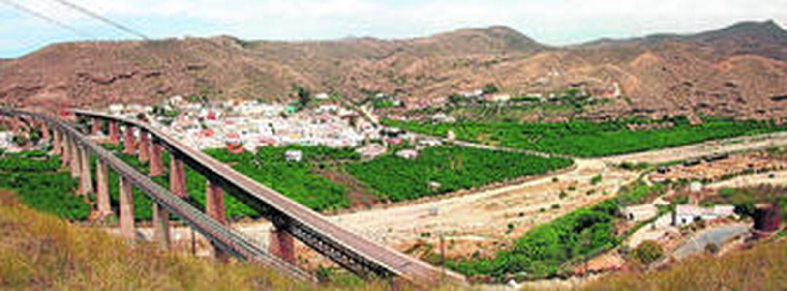 Vista panorámica del municipio de Santa Fe de Mondújar, enclavado junto al río Andarax y marcado por el imponente puente ferroviario.
