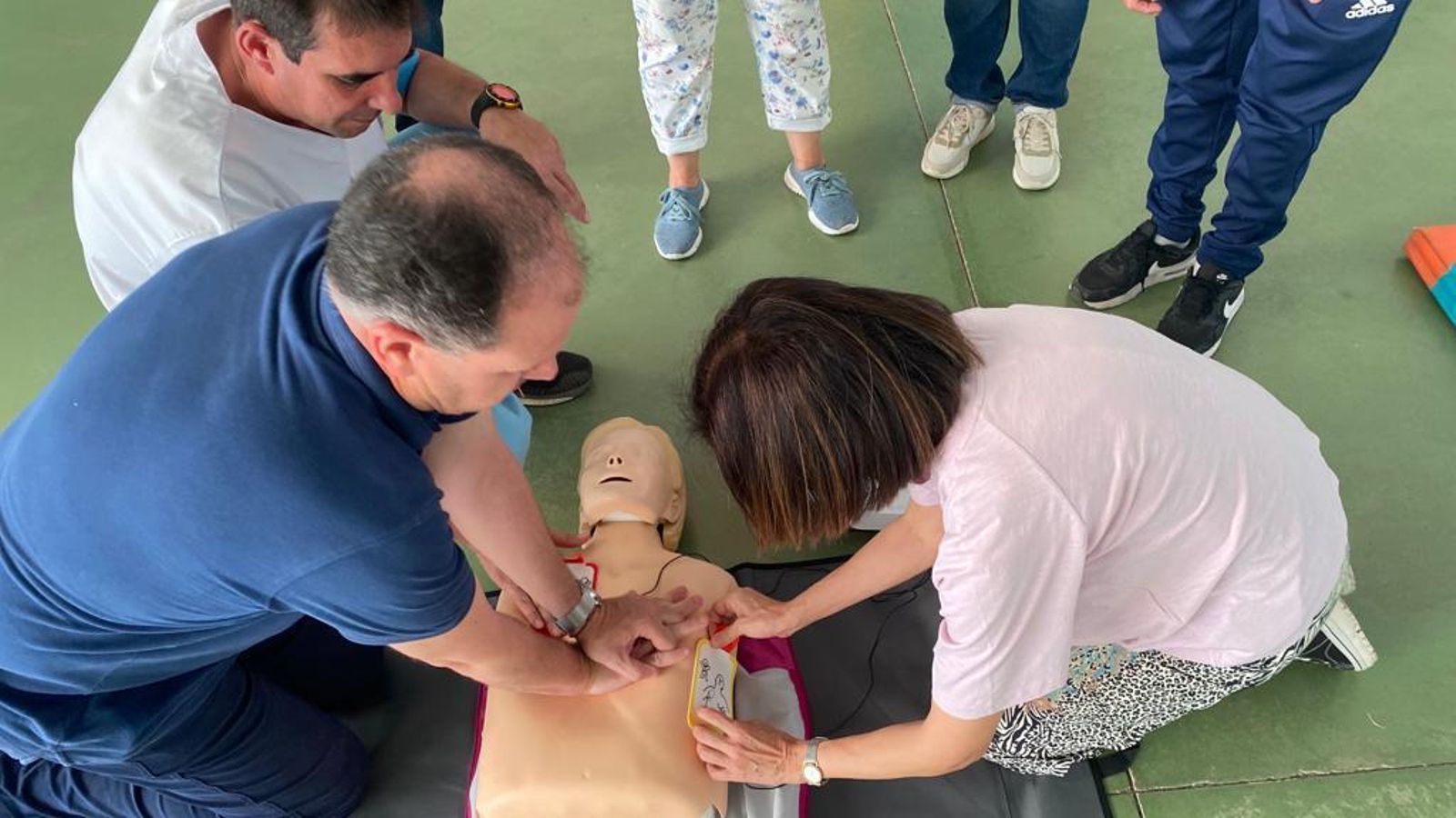 Los docentes han aprendido a realizar RCP y a usar el nuevo equipamiento que ya se ha instalado en el centro, a la vista y alcance de todos.