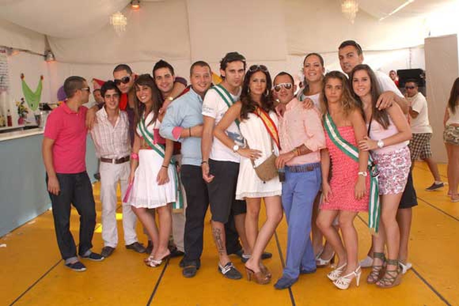 Algunas de las damas de la Feria, disfrutando ayer en el interior de una caseta

Foto: Vanessa Perez/J.M.Q.