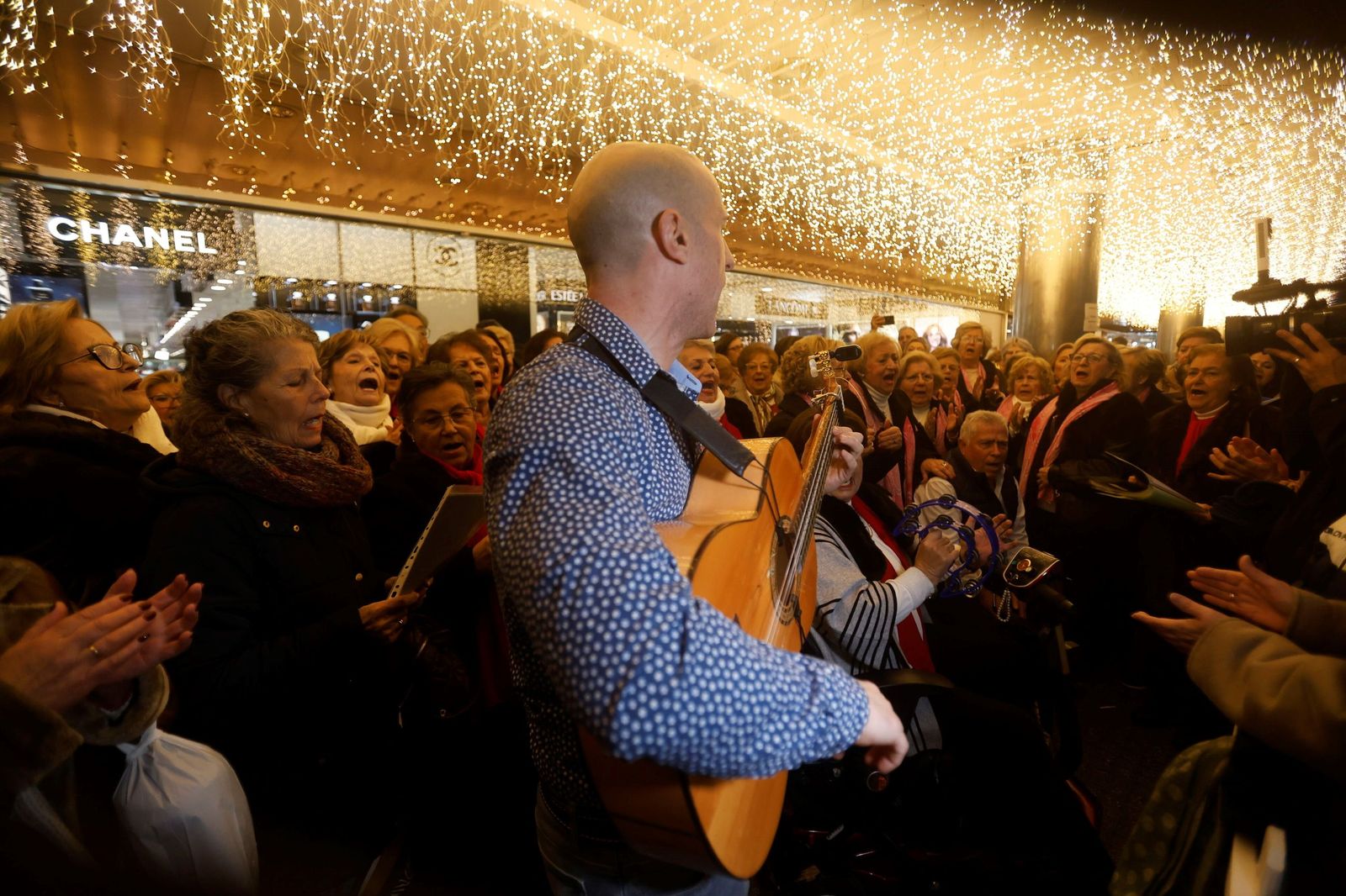 Los mayores de Córdoba cantan a la Navidad en un 'Coro de Coros'