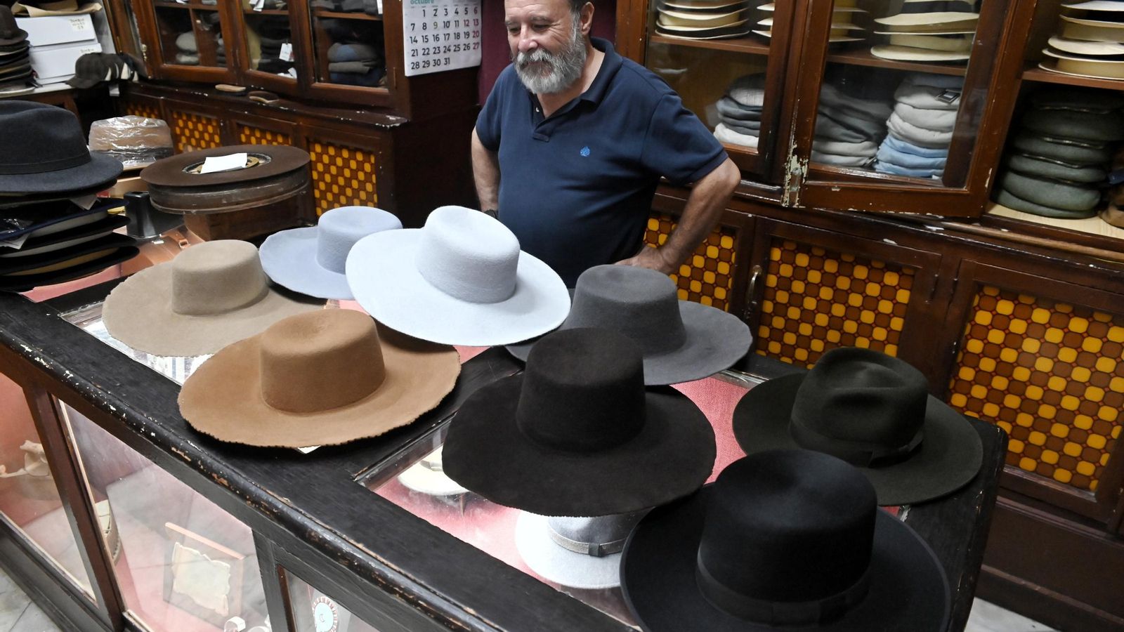 Mario Roldán en la sombrería Rusi