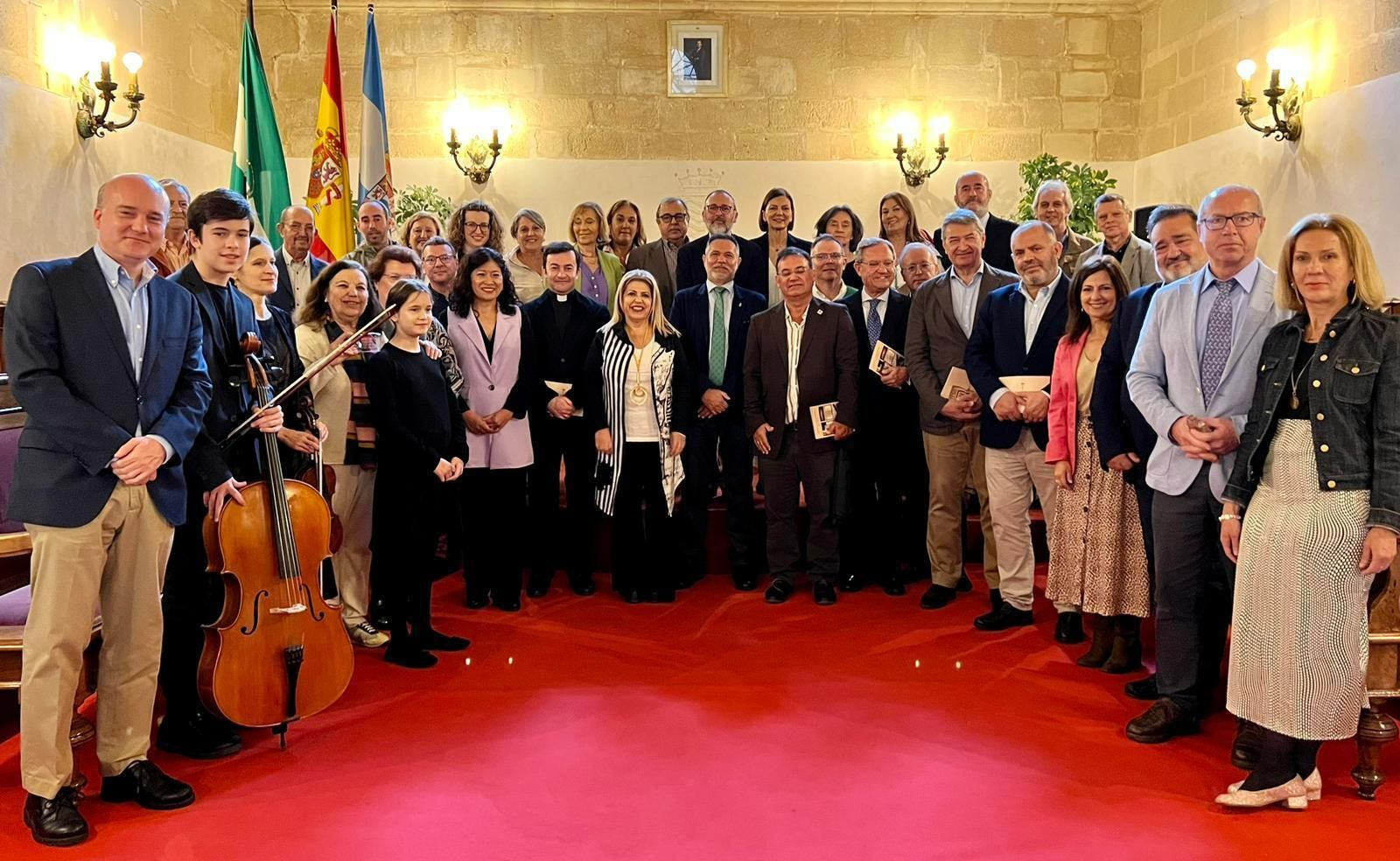 Foto de familia de los asistentes al acto institucional del 150 aniversario de la Biblioteca Municipal de Jerez.