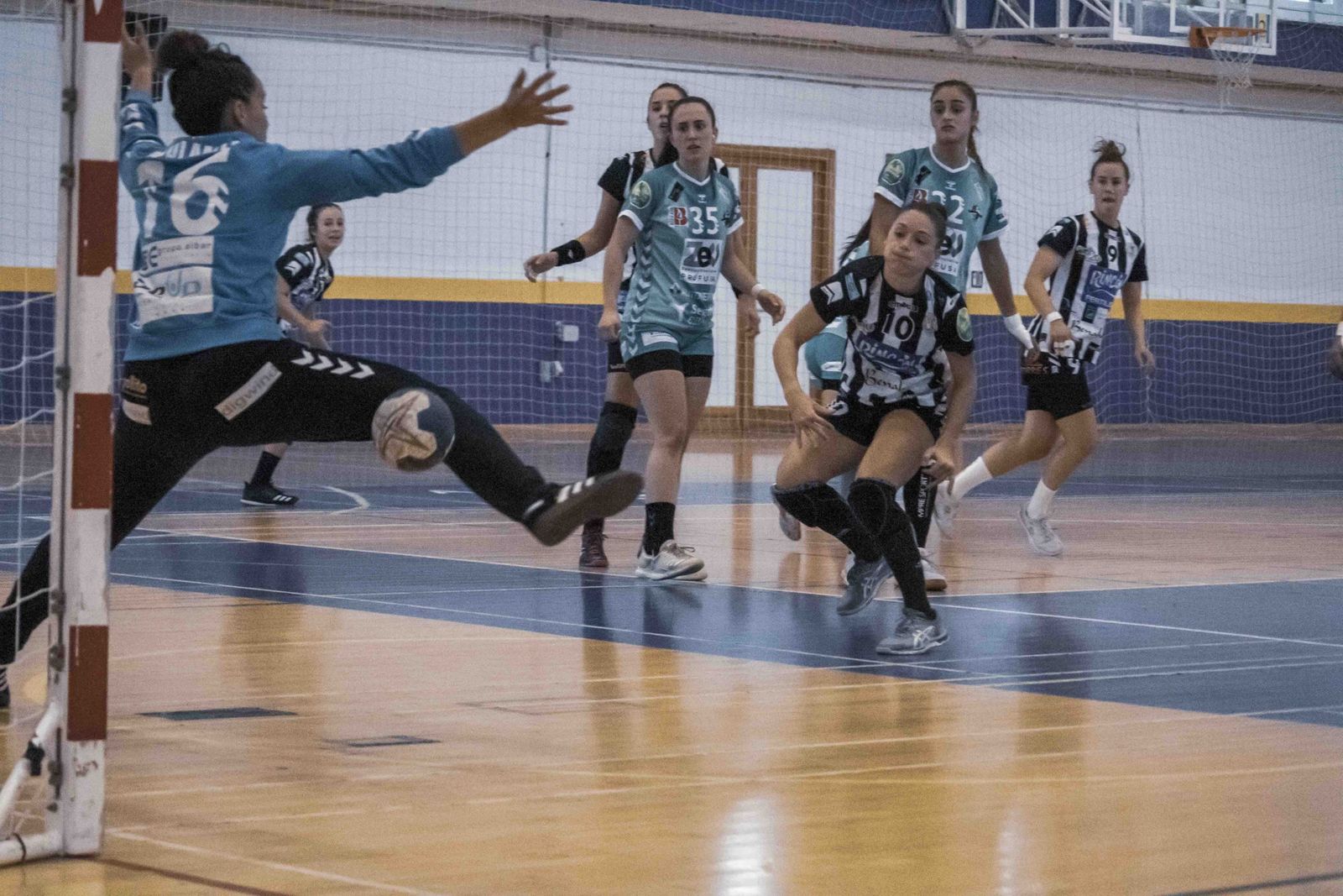 Sole López lanza a portería.