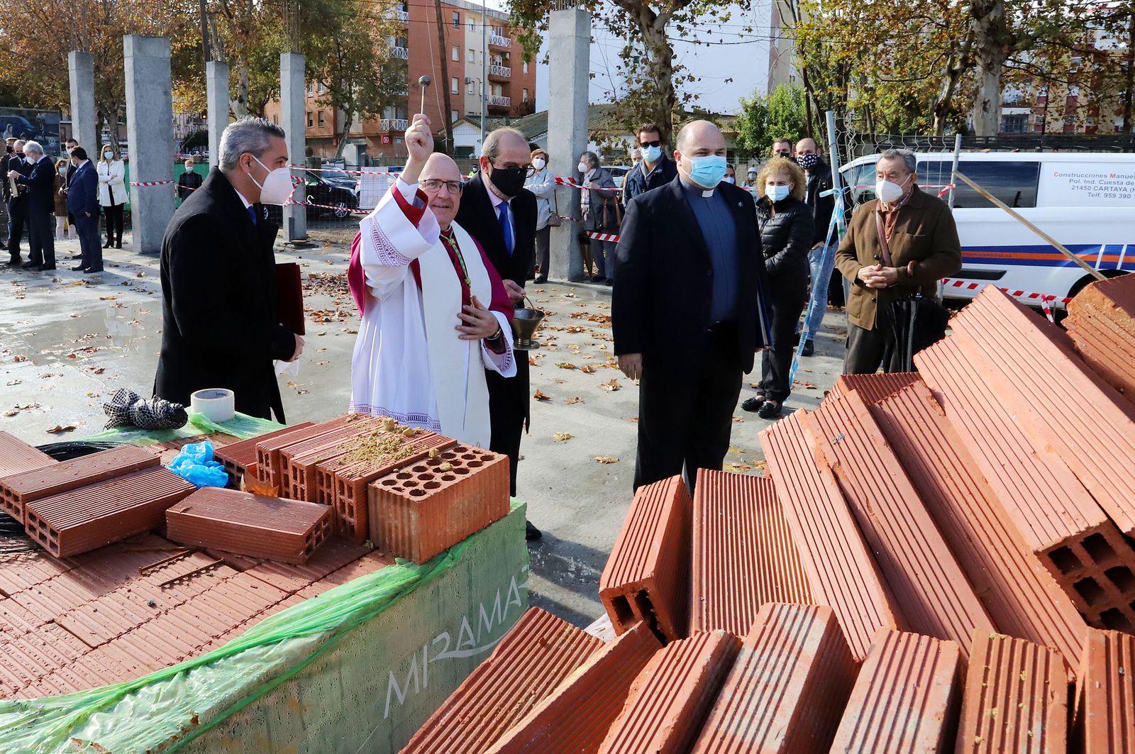 El Obispo de Huelva, Santiago Gómez, coloca la primera piedra de la nueva parroquia de Cristo Sacerdote, en imágenes