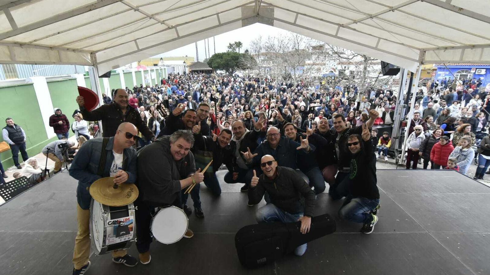 Una de las agrupaciones carnavalescas, antes de su actuación.