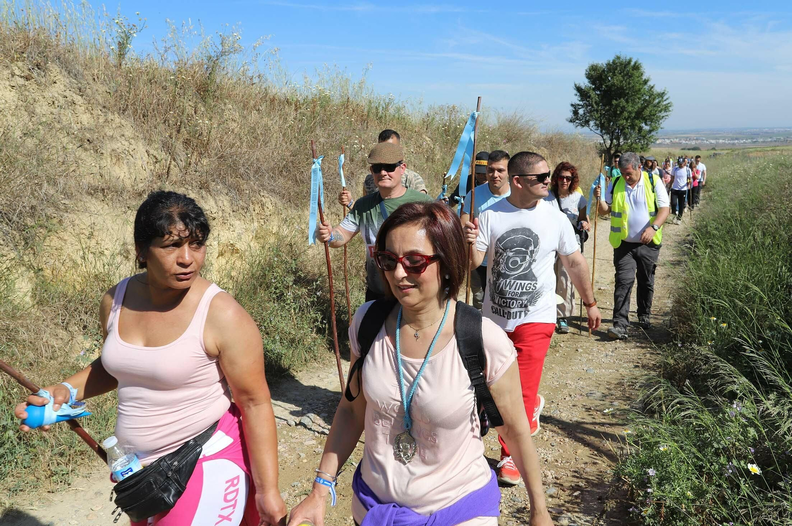 Imágenes de los presos de la cárcel de Huelva en su camino hacia El Rocío