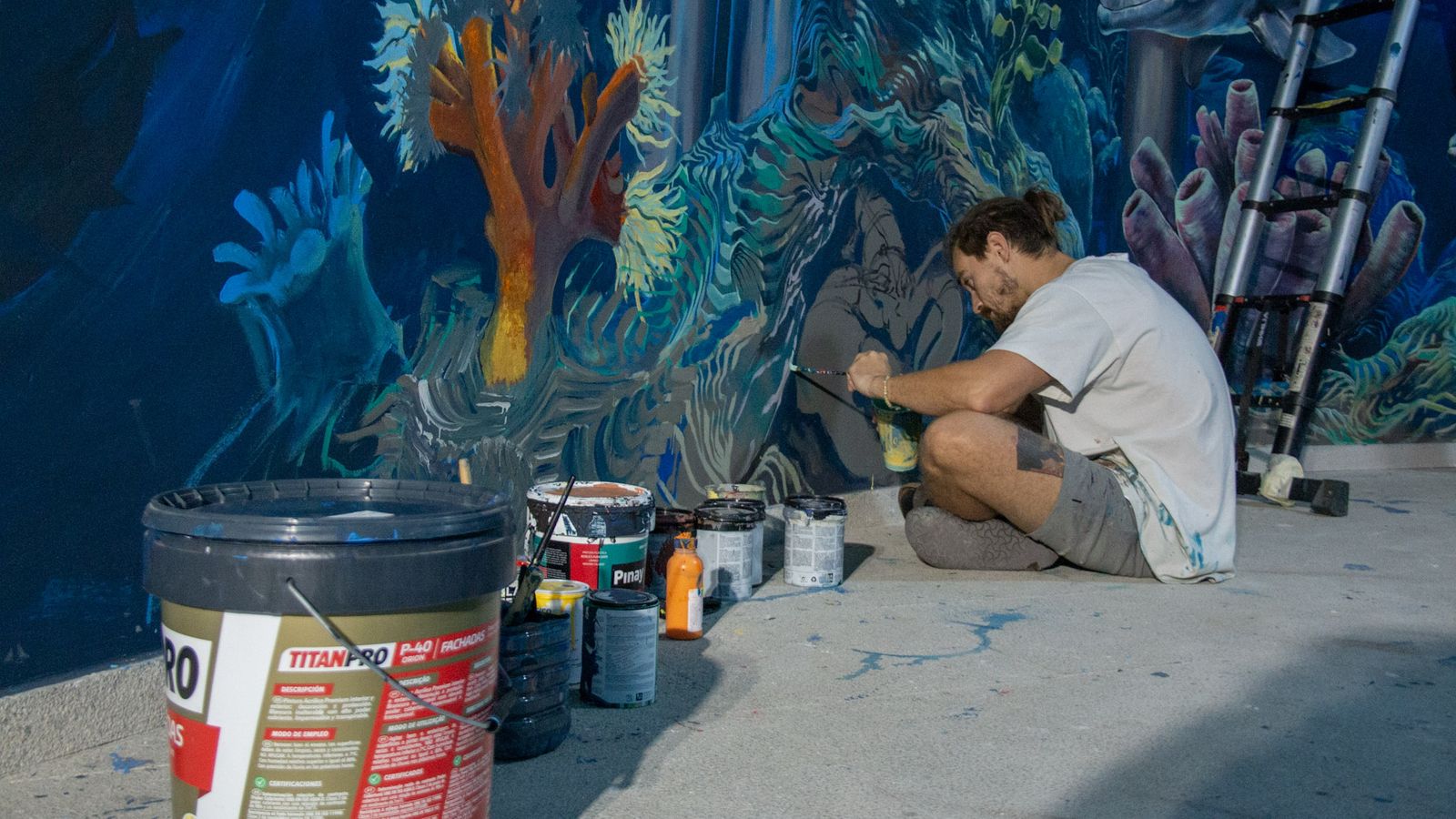 Le gusta detenerse en los detalles